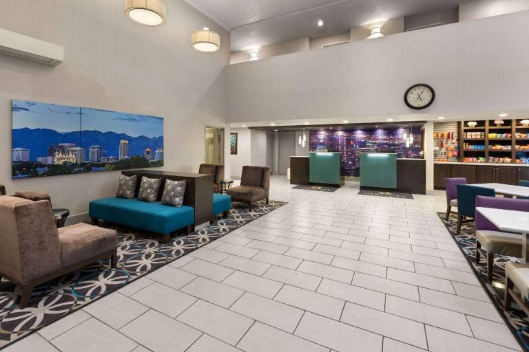 La Quinta Inn & Suites by Wyndham North Orem — photo 2