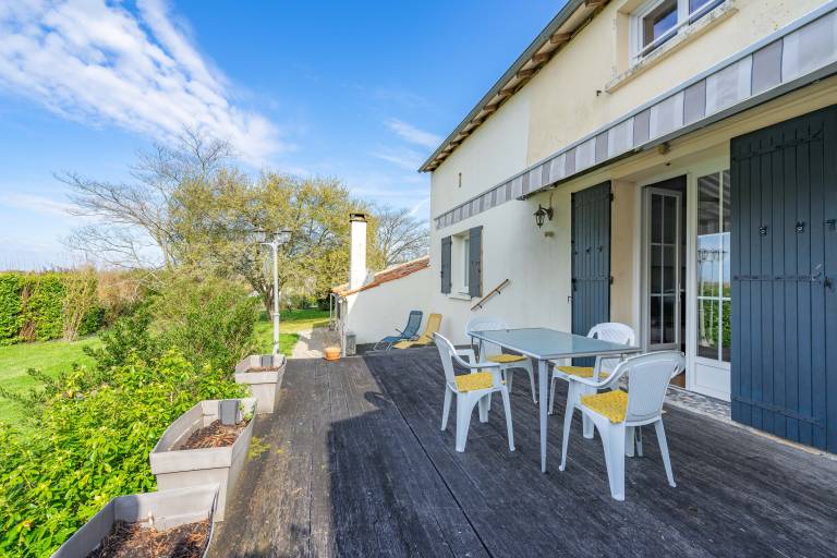 Holiday Home 'Rénovée - Le 36' with Private Terrace, Private Garden and Wi-Fi in Saintes