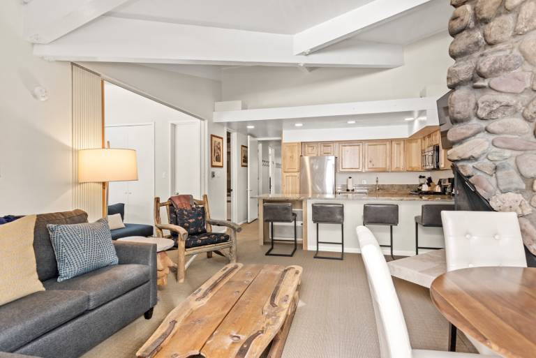 Family-friendly spacious condo with patio & private pool | Next to the ski | Pets allowed — photo 5