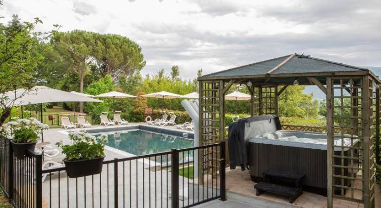 Vacation home with terrace, garden & jacuzzi — photo 3