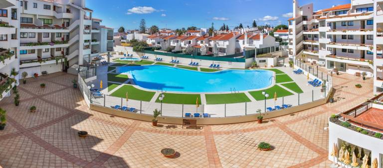Stylish condo with balcony, swimming pool & airco! — photo 4