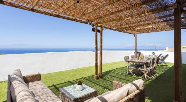 Holiday apartment with patio & barbecue in Adeje