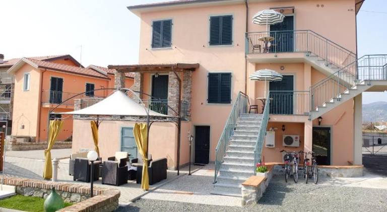 Holiday apartment with barbeque, terrace & yard — photo 4