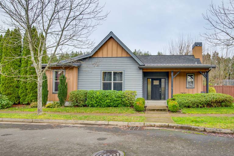 Walk to Autzen Stadium, 3 Mi to UO! Home w/ Patio — photo 4