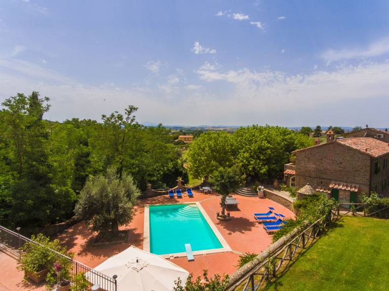 Vacation home with BBQ, yard & private pool | Nature view — photo 4