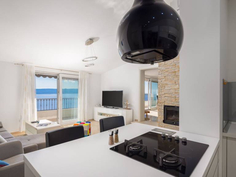 Vacation home with barbeque, private pool & yard — photo 3