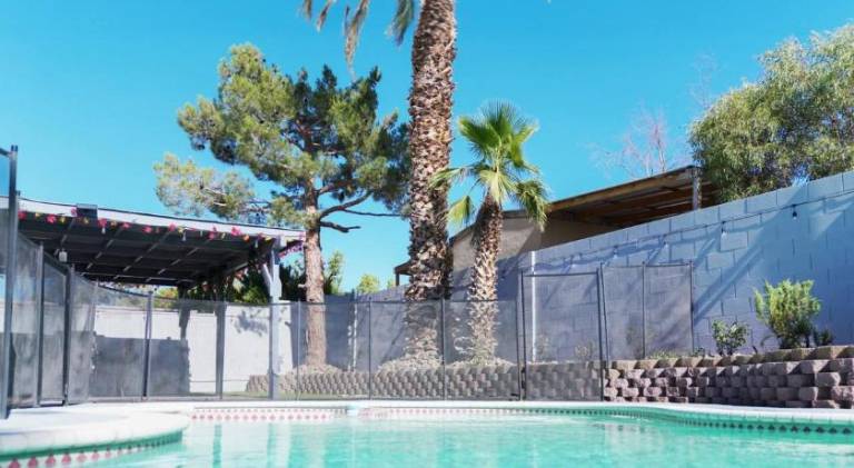 House with private pool, BBQ & yard in Vega, CA