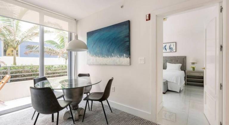 Beachfront Bentley Hotel One Bedroom Suite with Balcony and Beach access — photo 4