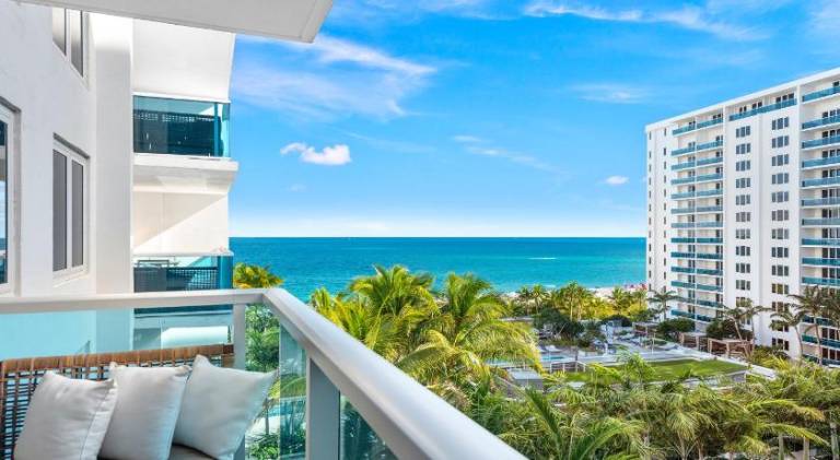 Serviced apartment with jacuzzi, sauna & terrace | Near Miami Beach Botanical Garden | Perfect for remote work — photo 3