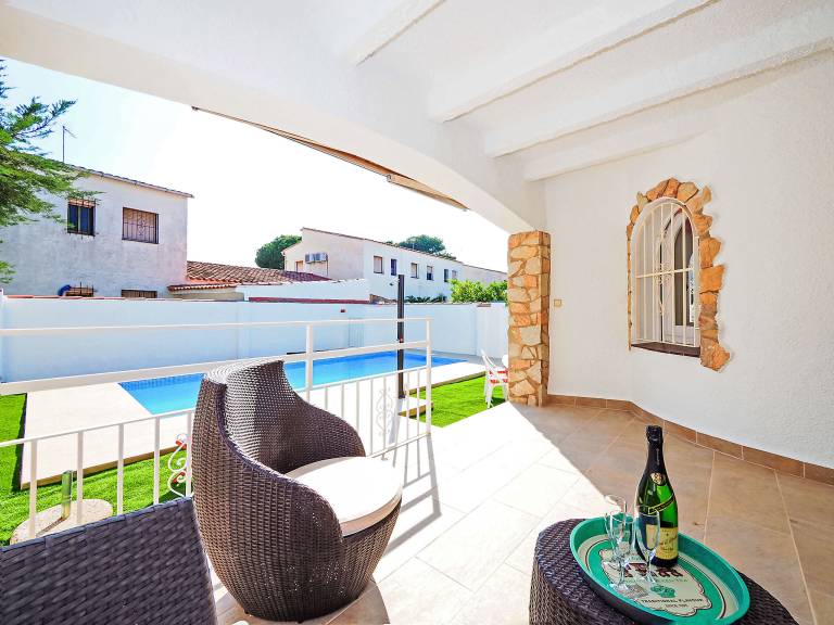 Fully equipped vacation home with patio, private pool & grill | Dogs allowed — photo 2