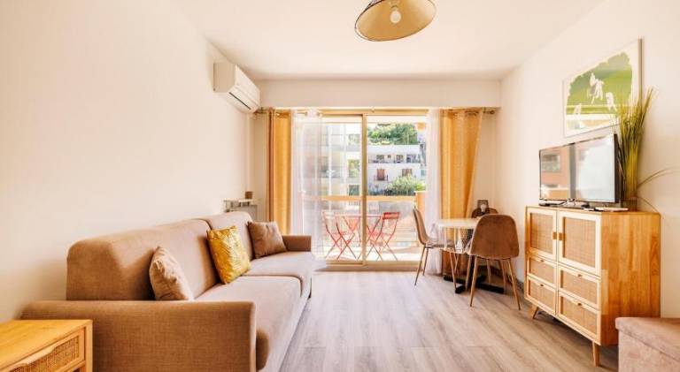 Apartment with patio in Menton