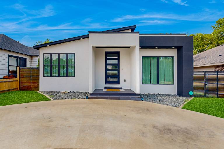 Modern Dallas Home w Open Floorplan