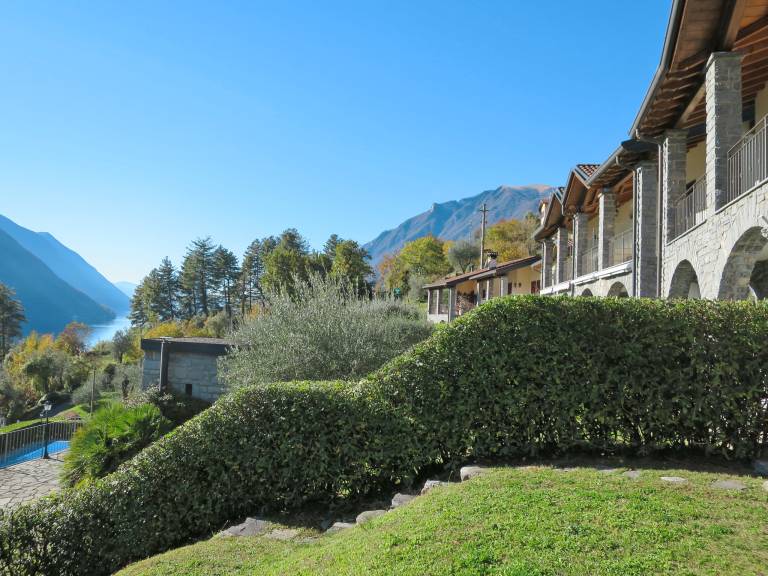 Rental apartment with patio, pool & garden | Mountain view — photo 5