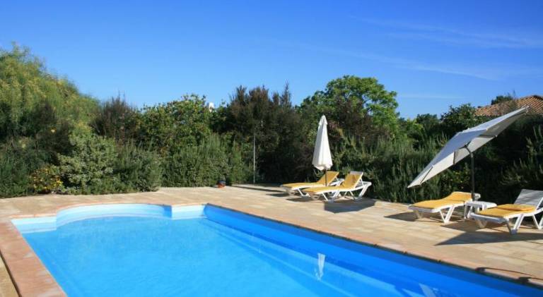 Pleasant chalet with pool, BBQ & terrace | Pet-friendly in Setubal