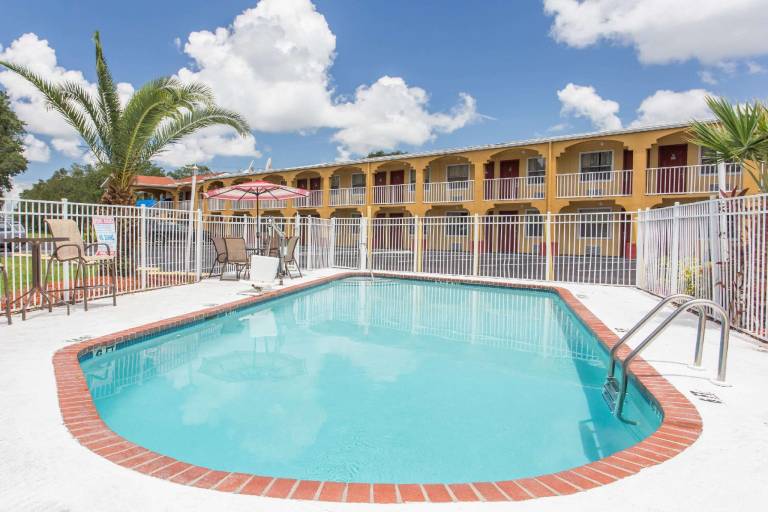Days Inn by Wyndham Bradenton I-75 — photo 2