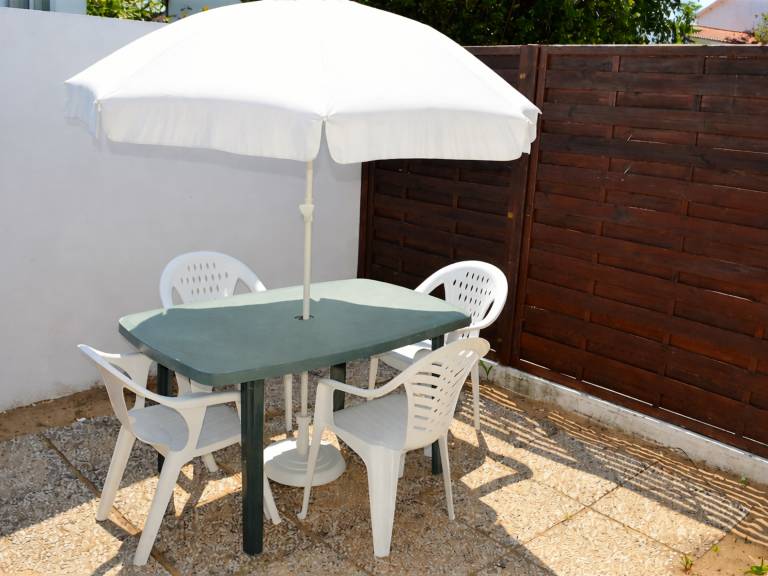 Cozy Duplex in City Center, 800m from Beach with Terrace, BBQ, and Parking — photo 2