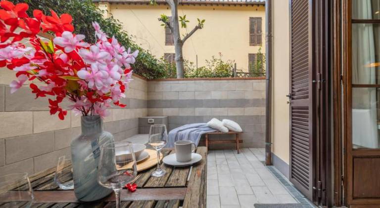 Apartment with patio & hot tub | Near Florence Cathedral — photo 4