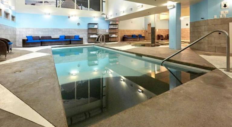 Vacation home with pool — photo 4