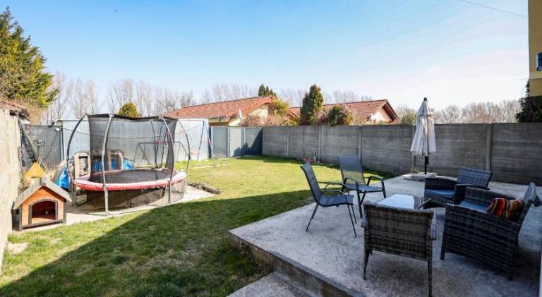 Vacation home with patio — photo 5