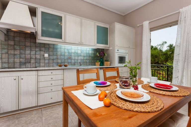 Serviced apartment with patio & yard — photo 2