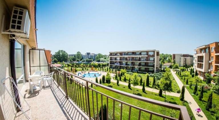 Apartment with pool, garden & patio — photo 5