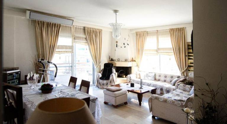 Apartment with terrace in Aigialeia