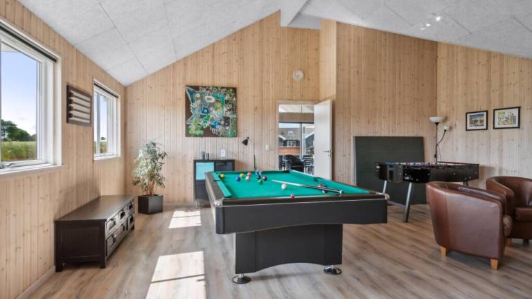 Vacation home with terrace, private pool & yard — photo 4