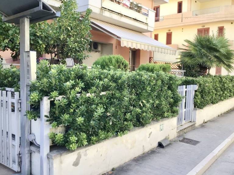 Rental apartment with terrace & yard — photo 4