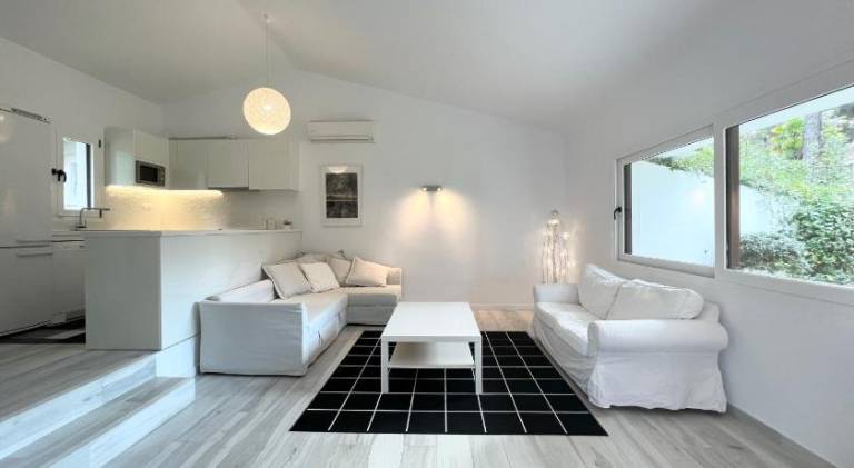 Fully equipped pleasant house with pool, garden & patio | Pets allowed — photo 2