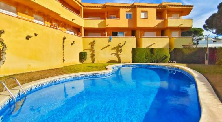 Holiday apartment with yard, pool & patio | Beach nearby | Pet-friendly — photo 2
