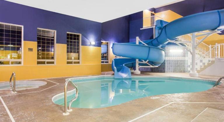 Ramada by Wyndham Red Deer Hotel and Suites — photo 2