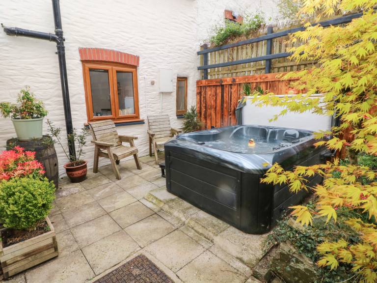 Cottage with hot tub & garden — photo 3