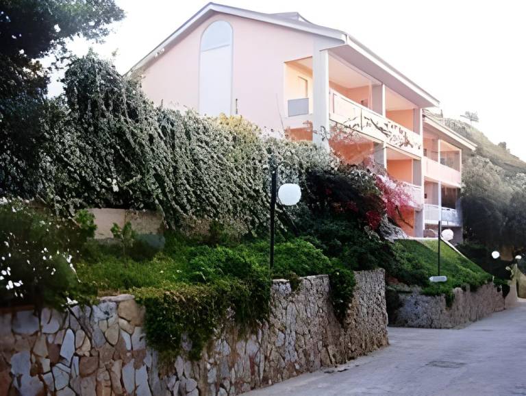 Serviced apartment with pool, yard & patio in Ascea