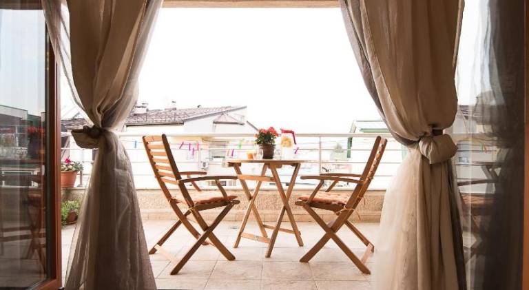 Rental apartment with yard & patio — photo 2
