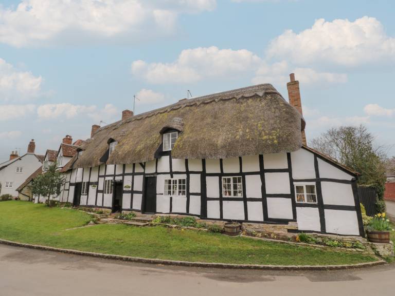 Children-friendly cottage with garden & hot tub | Pets are welcome — photo 3