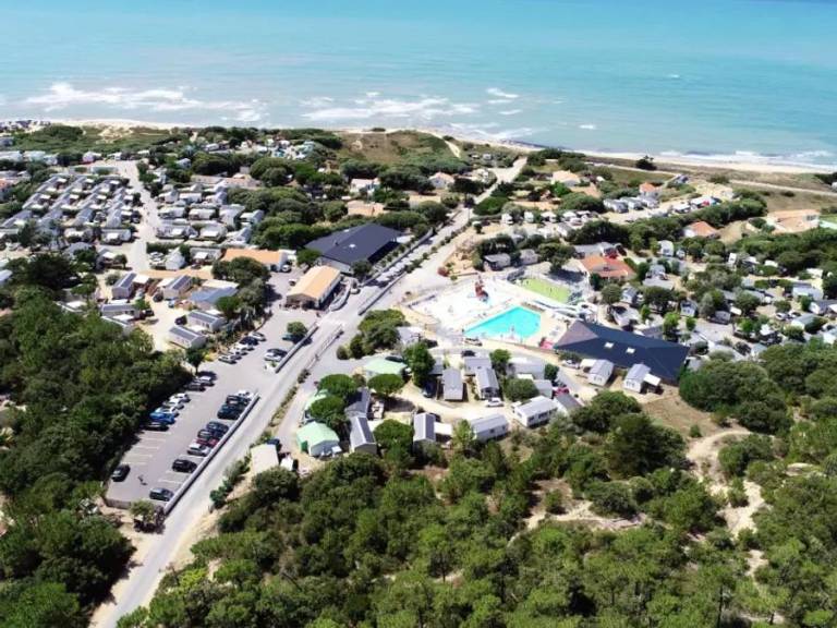 Mobile home with patio & heated pool in Rochefort