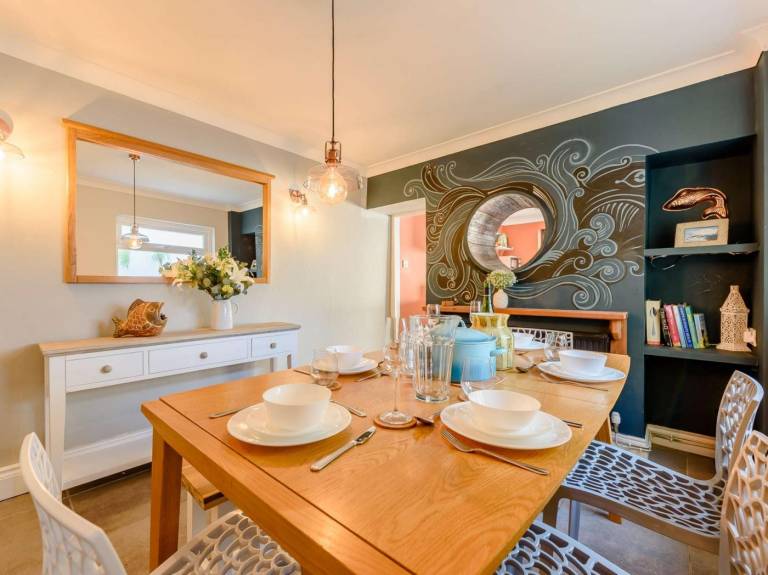 Fully equipped beautiful cottage with yard & barbeque | Beach nearby | Pets allowed in Tenby