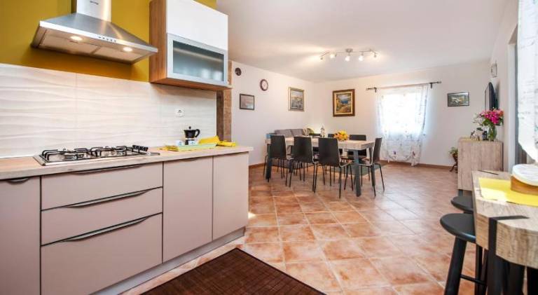 Charming villa with jacuzzi, yard & barbeque | Good for workation | Dogs allowed — photo 3