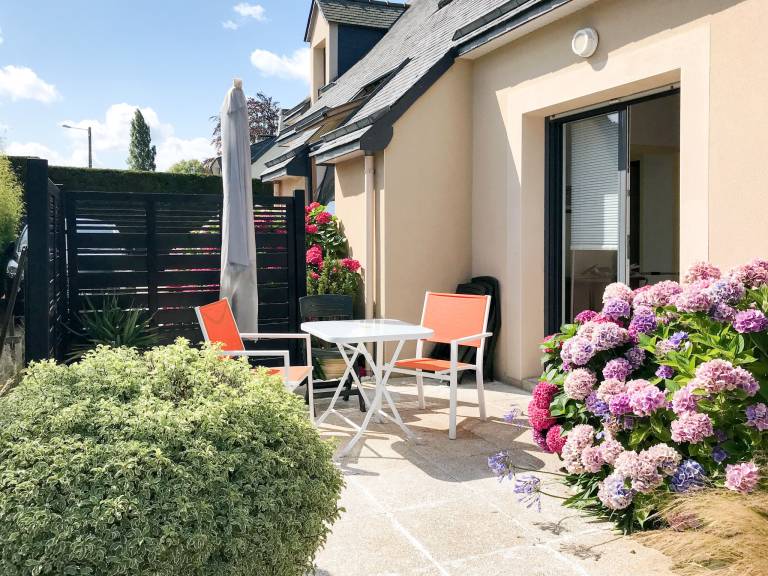 Holiday apartment with BBQ, patio & yard — photo 2