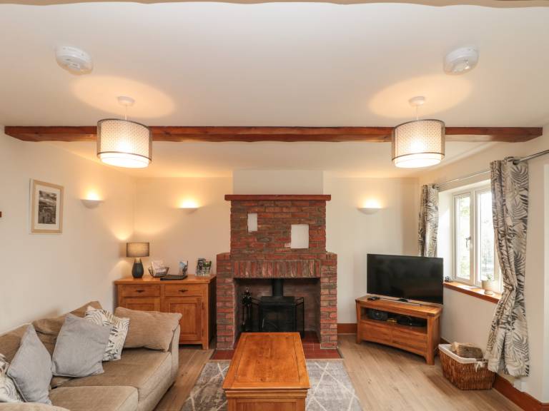Cottage with garden — photo 2