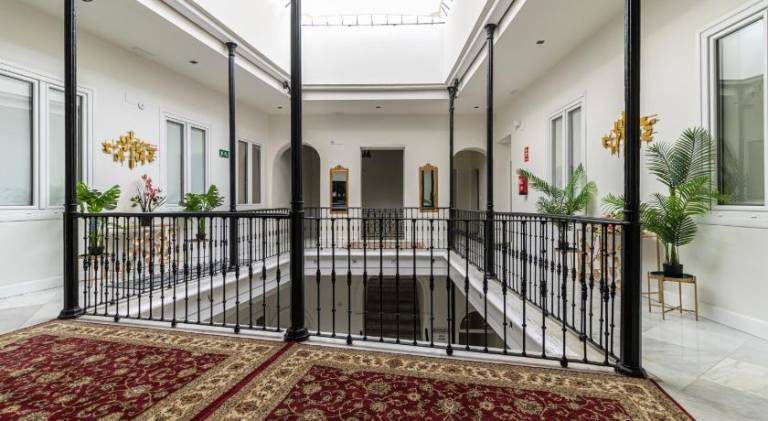 Apartment with yard & terrace | Near Alcázar of Jerez de la Frontera | Good for workation | Pets allowed — photo 3