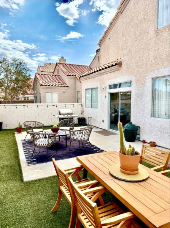 Vacation home with yard & pool — photo 5