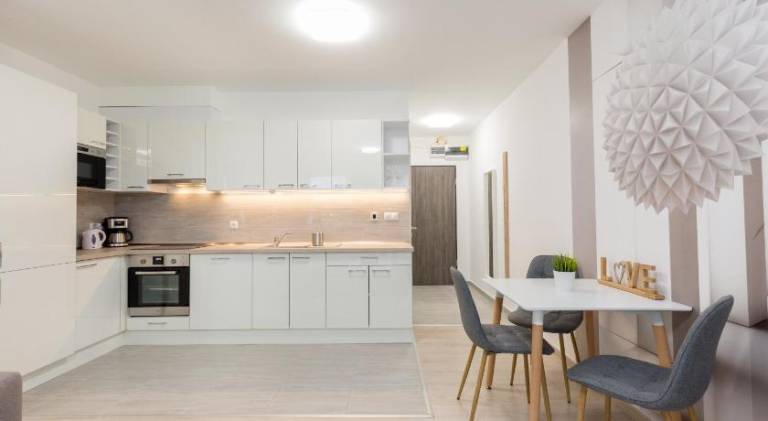 Serviced apartment with yard & patio | Perfect for remote work — photo 2