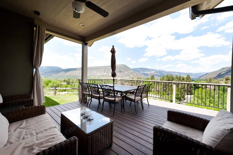 Custom Home - Amazing Views/Huge Deck - 3 miles to downtown - AC/Hot Tub in Durango, CO
