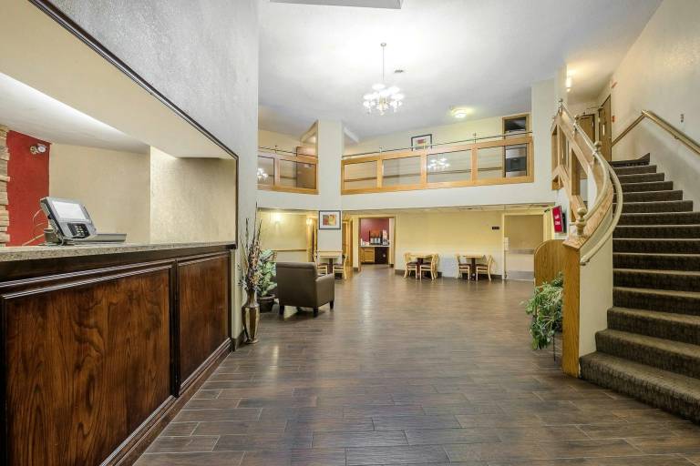 Red Roof Inn & Suites Hermitage — photo 2