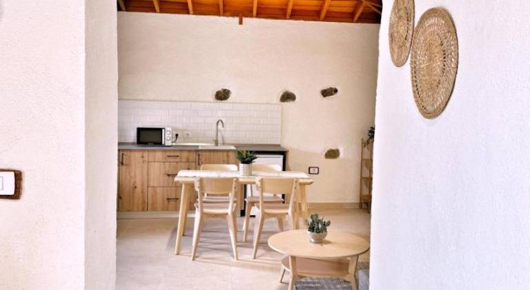 Lovely rental apartment with patio, BBQ & yard | Pet-friendly — photo 4