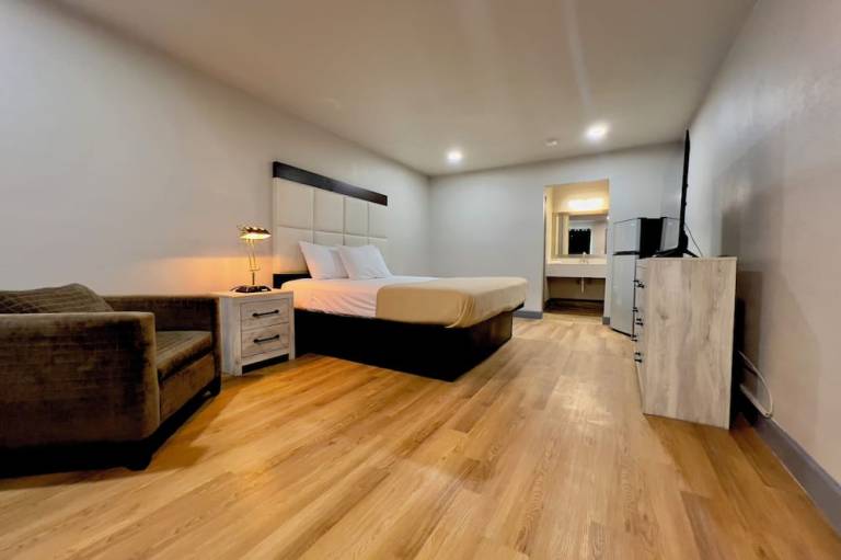 Economy Inn and Suites