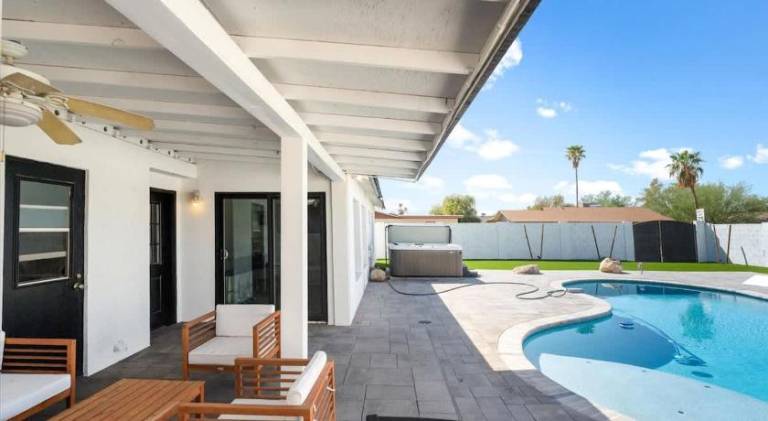 House with pool — photo 3