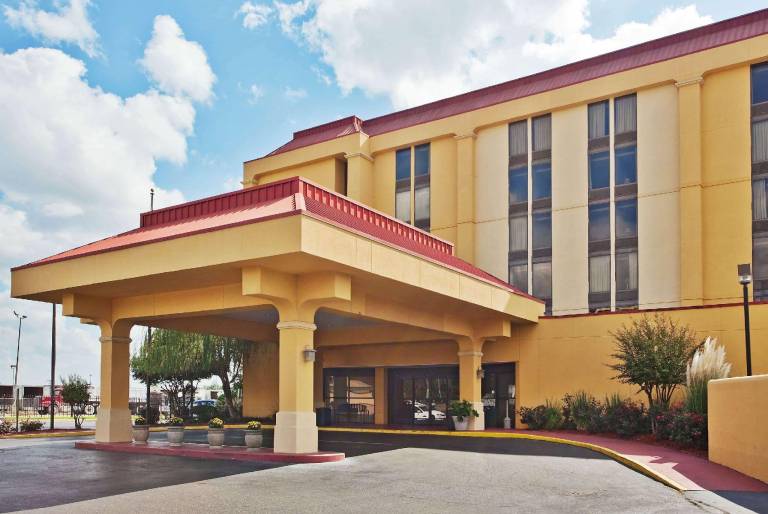 La Quinta Inn & Suites by Wyndham Memphis Airport Graceland in Memphis, TN