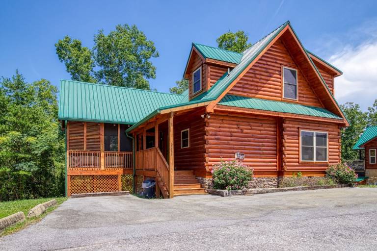 Cabin with private pool in Pigeon Forge, TN